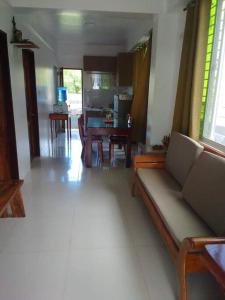 ein Wohnzimmer mit einem Sofa und einem Tisch in der Unterkunft Bayay ni Mayang (Fully furnished apartment) in Surigao