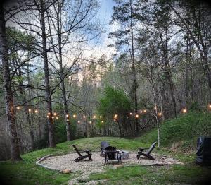 un grupo de bancos sentados en un parque con luces en Stay at The Retreat! Gatlinburg-Dollywood, en Sevierville