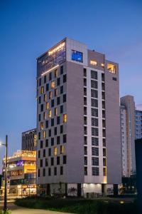 un edificio alto con muchas ventanas en una ciudad en OCEAN PARK 9 en Incheon