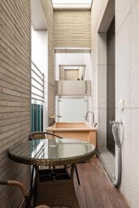 una mesa de cristal en una habitación con lavabo en OCEAN PARK 9 en Incheon