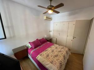 1 dormitorio con 1 cama y ventilador de techo en Comodo Y Acogedor Departamento En La Boca en Buenos Aires