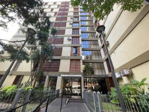 un edificio alto con una escalera delante en Comodo Y Acogedor Departamento En La Boca en Buenos Aires