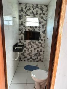 La salle de bains est pourvue de toilettes et d'un lavabo. dans l'établissement Ary Beach / Barra Grande -Pi, à Cajueiro