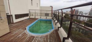 - un balcon avec une piscine au-dessus d'un bâtiment dans l'établissement Splendid Temporary Stay in Almagro 10th Floor with Pool, à Buenos Aires