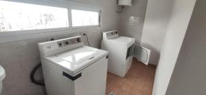 Et badeværelse på Splendid Temporary Stay in Almagro 10th Floor with Pool
