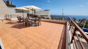 a balcony with a table and chairs and the ocean at Hermoso Departamento Iquique in Iquique