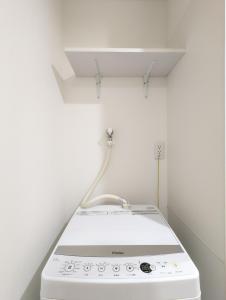 una cocina con una estufa blanca en una habitación en japan house itabashi, en Tokio