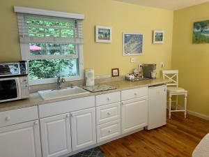 Kuchyň nebo kuchyňský kout v ubytování Hamptons private guest cottage