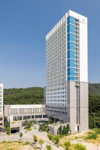 仁川にあるSkytop Hotel Incheon Airportの高い建物像