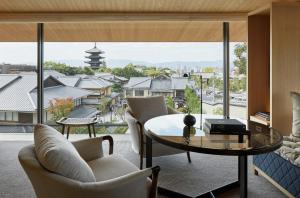 ein Wohnzimmer mit Stadtblick in der Unterkunft Park Hyatt Kyoto in Kyoto