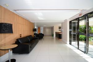 a living room with a couch and a table at ótima localizacao e perto de tudo in São José