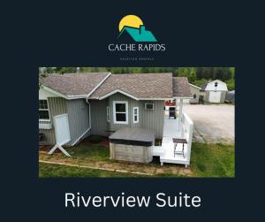 Cette suite offre une vue sur une maison et la rivière. dans l'établissement Cache Rapids Vacation Rental, à Reidville