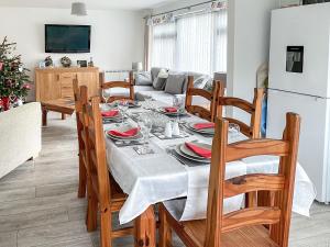 comedor y sala de estar con mesa y sillas en Lilypots en Scratby