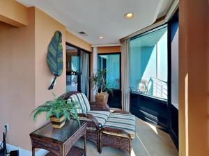 彭薩科拉海灘的住宿－Palm Beach Club 125，阳台配有2把椅子和桌子
