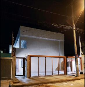 un bâtiment en construction avec une porte dans l'établissement Apto Mobiliado Ar Cond Residencial Rios, à Barretos