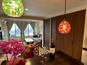 - une bouteille de vin sur une table dans le salon dans l'établissement CHELSEA24, à Kyoto