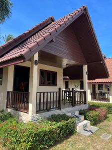 ein kleines Haus mit braunem Dach in der Unterkunft P.F. Poolvilla in Ban Ko Khwan