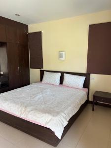 1 dormitorio con 1 cama grande con sábanas blancas en P.F. Poolvilla, en Ban Ko Khwan