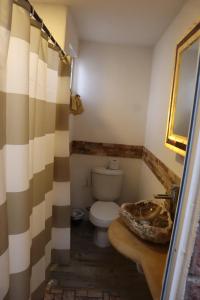een badkamer met een toilet en een wastafel bij KOLSA in Santa María Tonantzintla