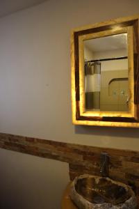 een badkamer met een spiegel en een wastafel bij KOLSA in Santa María Tonantzintla