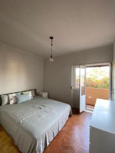 a bedroom with a large bed and a window at Oceans Classic, pool, 12 pp in Caxias