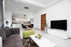 TV a/nebo společenská místnost v ubytování Private Pool Villa Rawai beach