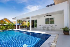 Bazén v ubytování Private Pool Villa Rawai beach nebo v jeho okolí