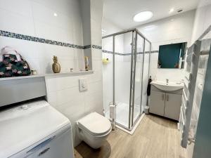 a bathroom with a toilet and a shower and a sink at Maison rénovée 3 chambres, proche mer, jardinet équipé, centre-ville - FR-1-361-464 in Jullouville-les-Pins +19 photos