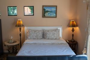 - une chambre avec un lit blanc et 2 lampes dans l'établissement Large Luxury Studio with View in Santa Monica, à Santa Monica