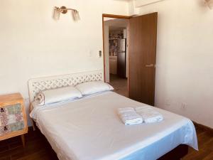 Un dormitorio con una cama con dos toallas encima. en wonderful sea view San Andres island, en San Andrés 55 fotos más