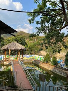 una pasarela junto a un estanque en un zoológico en Cao nguyên, en Mộc Châu