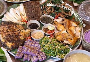un plato de comida con diferentes tipos de comida en Cao nguyên, en Mộc Châu