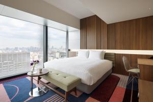 Postel nebo postele na pokoji v ubytování HOTEL GROOVE SHINJUKU, A PARKROYAL Hotel