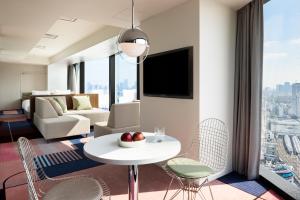 TV a/nebo společenská místnost v ubytování HOTEL GROOVE SHINJUKU, A PARKROYAL Hotel