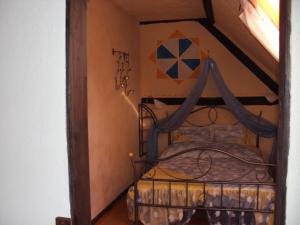 Habitación con cama con marco de madera en Haus Klara, en Mannebach