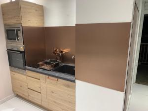uma cozinha com um fogão e um micro-ondas em Au PETIT NONI em Le Gosier