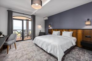 Rúm í herbergi á Hotel Qvevrebi