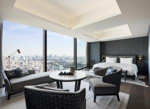 Postel nebo postele na pokoji v ubytování BELLUSTAR TOKYO, A Pan Pacific Hotel