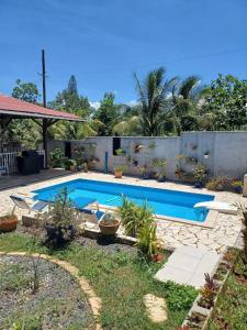 巴葉馬霍的住宿－Ti bijou，一个带围栏的院子内的游泳池