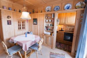 uma cozinha com mesa e cadeiras num quarto em Modern Living Traditional Style em Altenmarkt im Pongau