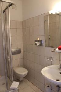 Koupelna v ubytování APARTHOTEL 1A + 37 fotografií