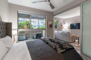 Un pat sau paturi într-o cameră la Brand New WeHo Luxury Apartment
