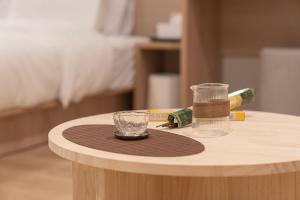 una mesa de madera con una taza y una copa en ella en Cheonan Aank Hotel Seongjeong en Cheonan