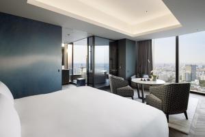 Postel nebo postele na pokoji v ubytování BELLUSTAR TOKYO, A Pan Pacific Hotel