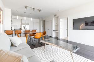 een woonkamer met een bank en een tafel bij Brand New Luxury Apartment WeHo in Los Angeles