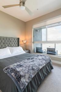 Un dormitorio con una cama grande y una ventana en New Construction Modern Luxury Views Pool & Patio en Los Ángeles
