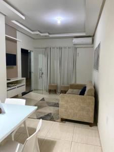 sala de estar con sofá y mesa en Linda Casa com piscina e totalmente climatizada Airbn b, en Petrolina