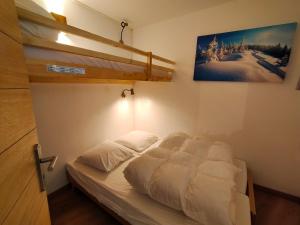1 dormitorio con 1 cama y 1 litera en Appartement Avoriaz, 3 pièces, 5 personnes - FR-1-633-77 en Morzine