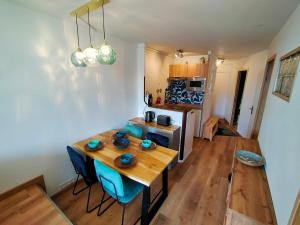 cocina y comedor con mesa y sillas azules en Appartement Avoriaz, 3 pièces, 5 personnes - FR-1-633-77 en Morzine