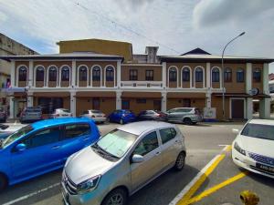 a group of cars parked in a parking lot in front of a building at Ipoh Old Town Heritage Family Suite-6R4B -12-16pax in Ipoh +5 photos